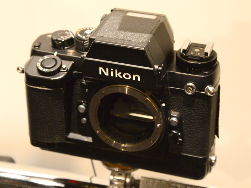 ニコンF4開発試作機。F3をベースにしていることがよくわかる段階。ホットシューは、まだ肩の部分にある。