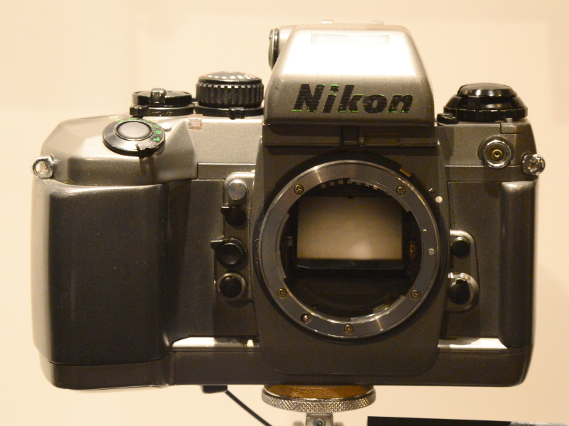 ニコンF4開発試作機。ジウジアーロデザインが反映された後のバージョン。Nikonロゴは黒く上塗りされているが、もともとはグレーボディに緑色のストライプ状に書かれていた。これを経て、1988年発売の製品版では”黒ボディに赤ライン"となっているのはご存じの通り。