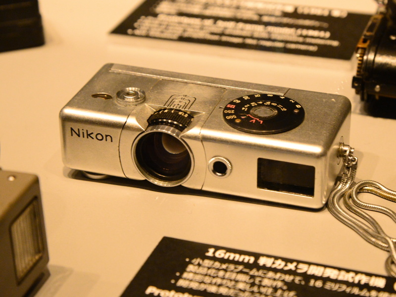 16mm判カメラ開発試作機（1957年）。仕上げがよく、パララックス補正機構まで搭載していたようだ。開発が後発だったため発売されなかった。