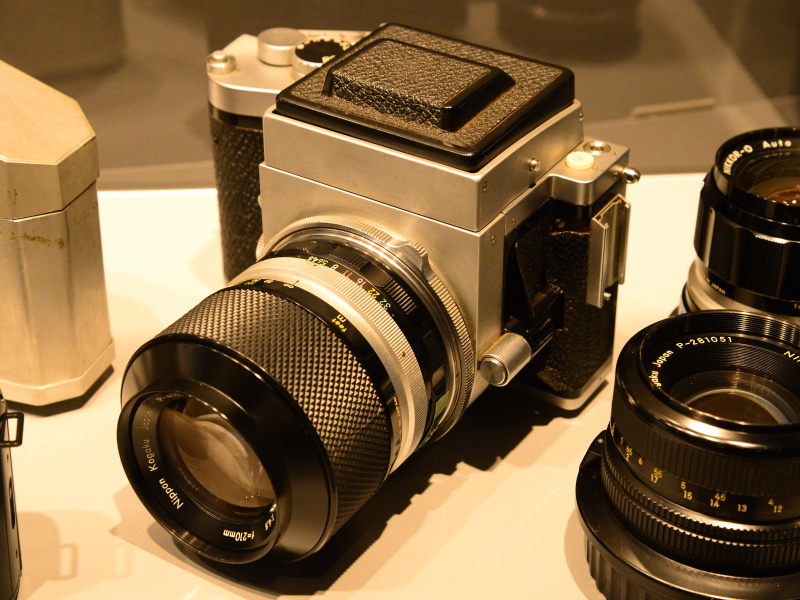 中判カメラ開発試作機（1966年）。レンズ交換式の中判一眼レフカメラの製品化を目指したが、発売されなかった。画面サイズは6×7cm。