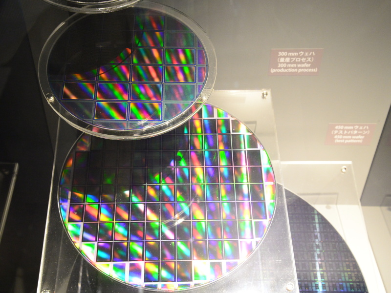 イメージセンサーのウェハ。上はFXセンサー、下はDXセンサー。