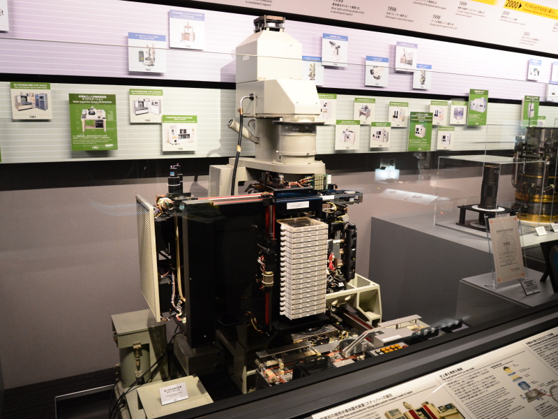 縮小投影型露光装置。最近の機種では、空気中での解像度の限界を超えるべく、縮小投影レンズとウェハの間を純水で満たした「液浸」の技術が用いられる