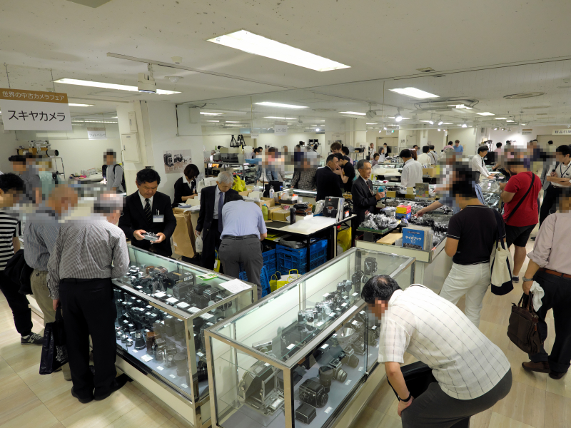 ショーケースが所狭しと並ぶ会場の様子。金利・手数料が無料のショッピングクレジットも組めるので、持ち合わせが足らないときなど活用したい。