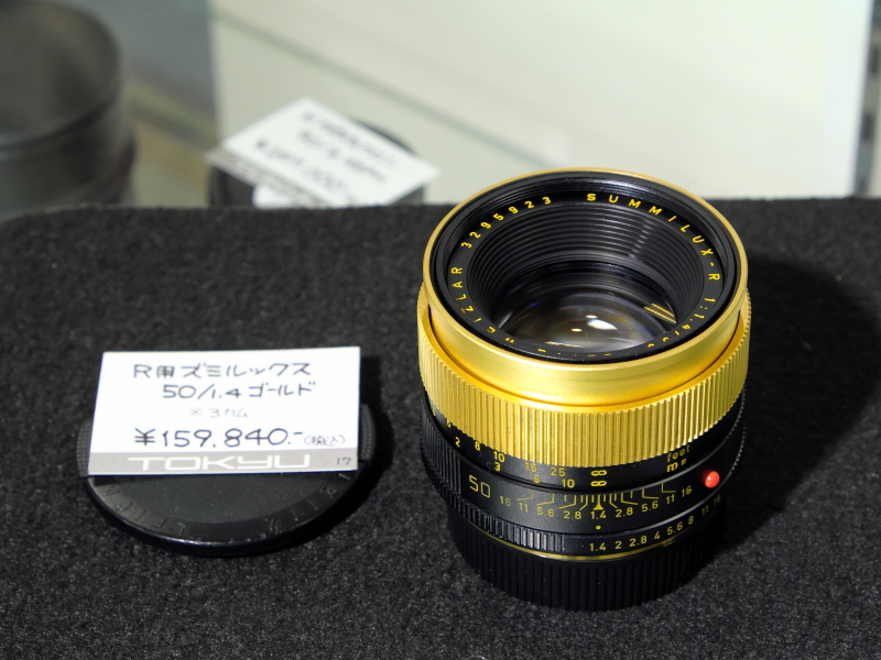 単品で出てくることの少ないゴールドカラーのズミルックス-R 50mm F1.4。ミラーレスカメラで使用しても目立つこと請け合いだ。（カメラのアルプス堂）