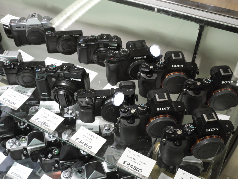 デジタルカメラを置くショップも多い。近年の注目はやはりミラーレスモデル。手軽にオールドレンズを始めたい人は注目したい。（アカサカカメラ）