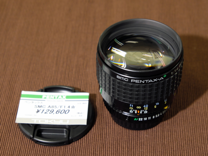 大口径の中望遠レンズはいつの時代も大人気。35mmフルサイズのPENTAX K-1の登場で同ブランドの交換レンズは特に注目されている。（ペンギンカメラ）