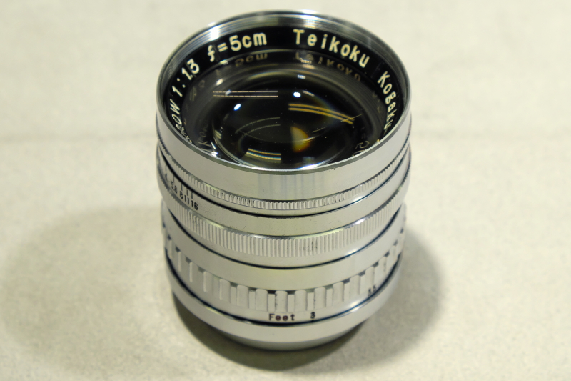 ショップの方と仲良くなると、こそっとこのようなレンズを奥のほうから持ってきて見せてくれる。ZUNOWといえば 5cm F1.1が有名だが、本レンズはさらに希少なZUNOW 5cm F1.3。しかもTeikoku Kogaku銘であることから、1954年から1955年頃に製造された初期のものと思われる。お値段は要相談とのこと。（フォトベルゼ）