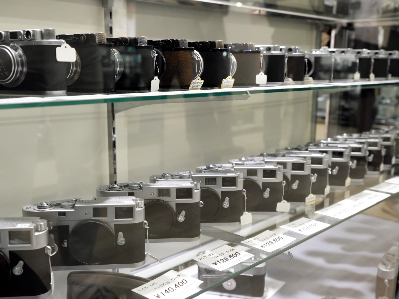 ライカはいつでも注目の的。ショーケースに並ぶも圧倒的だ。じっくりと見比べながら自分のベストなライカを見つけたい。（三共カメラ）