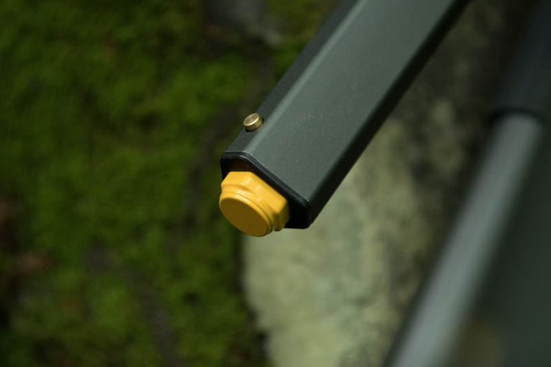 六角形のセンターポールが特徴的だ