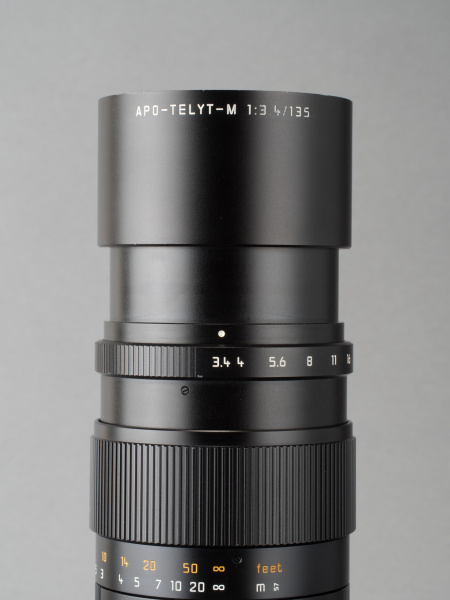 フードはスライド式。伸ばしたときにも135mmのブライトフレームがぎりぎりケラれない長さになっている。