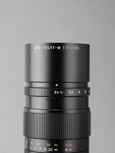 フードはスライド式。伸ばしたときにも135mmのブライトフレームがぎりぎりケラれない長さになっている。