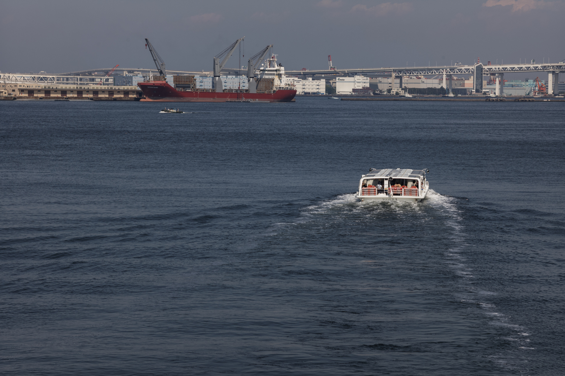 画面奥の遠方の船上にいる人もハッキリと認識できる高い解像感がすごい。LEICA M10 / ISO200 / F5.6 / 1/1,000秒 / WB:オート