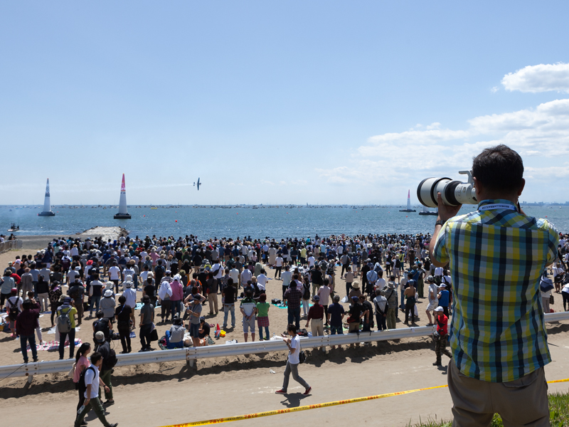 撮影時の様子。プレスエリアとなる土手の上から撮影したが、機体まではかなりの距離がある