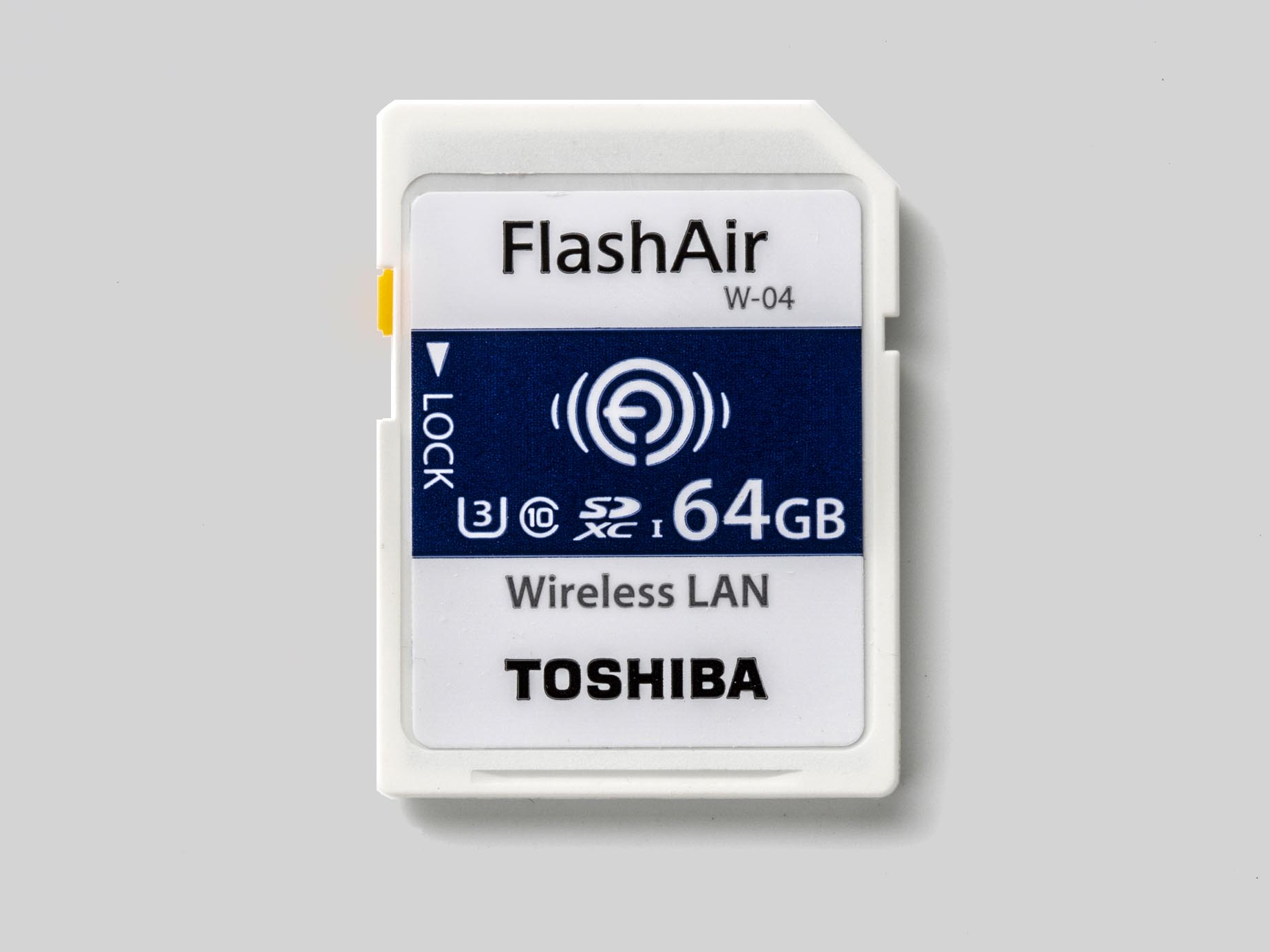 6月17日に発売される無線LAN搭載SDメモリカード FlashAir SD-UWAシリーズ（W-04）。