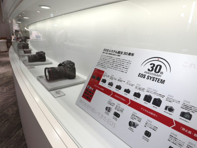 壁面にずらり並んだ「EOSシステム誕生30周年」の展示。1987年の「EOS 650」から現行の「EOS 5D Mark IV」まで