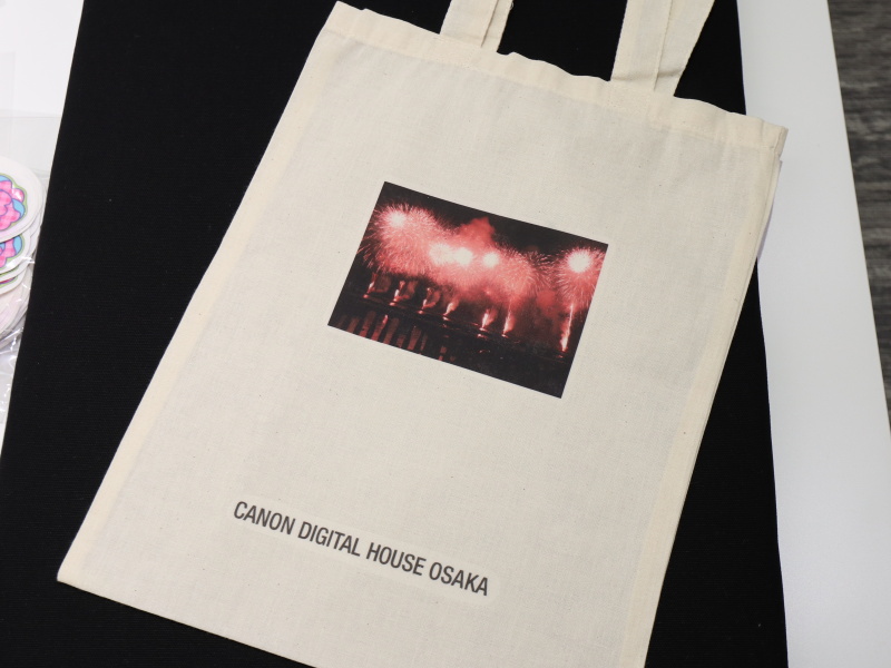 裏紙を剥がすと、オリジナルのエコバッグが完成