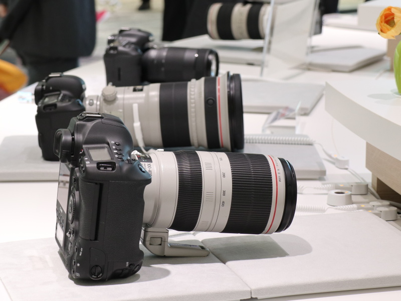 一眼レフカメラの試用コーナー。憧れの高級機が並ぶ