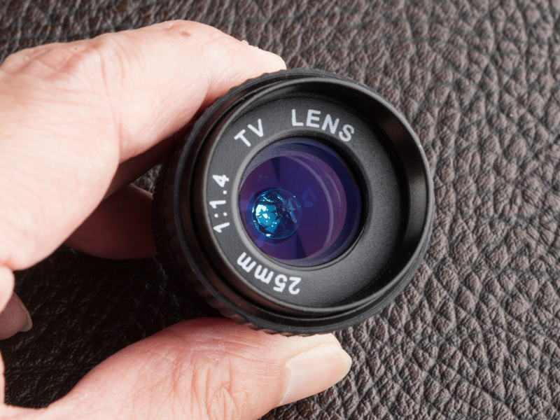 ブルートパーズは鮮やかな青色だが、実写すると色付きは控えめだ。なお、本稿で紹介するレンズは試作品である。