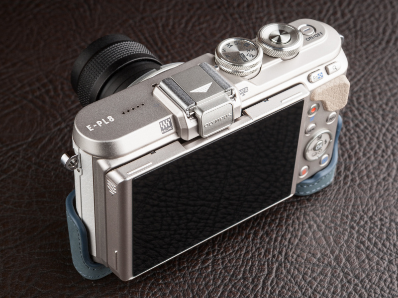 TPオリジナルのケースは背面がオープンスタイルだ。液晶チルトを妨げない設計である。