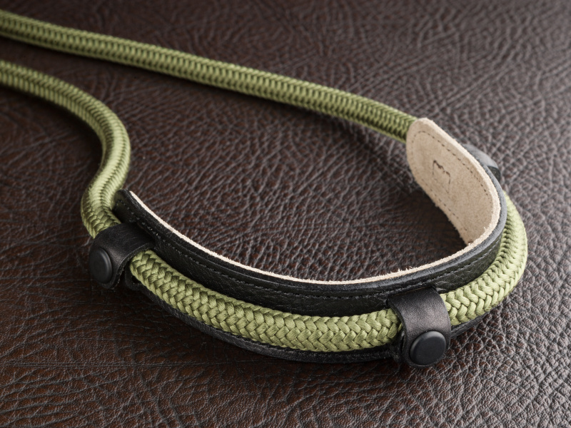 アルティザン&アーティストのネックパッドは税込5,400円だ。ロープタイプのストラップに装着できる。