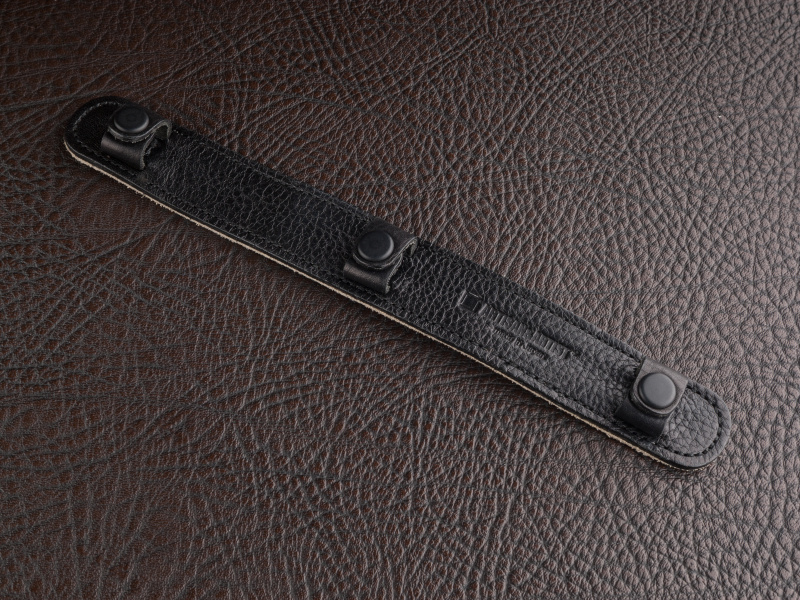 イタリアンレザーのアリゾナを採用し、使い始めから首回りによくなじむ。