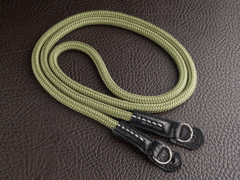 組紐ストラップACAM-301Nは税込1万5,120円だ。シルクの組紐なので、肌触りの良さは他の追随を許さない。