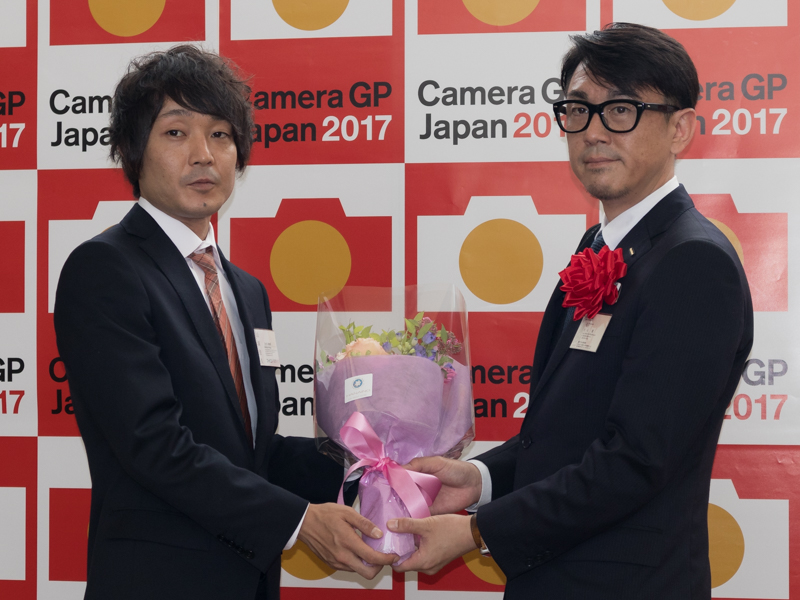 富士フイルム株式会社 光学電子映像事業部 マネージャーの大石誠氏（右）