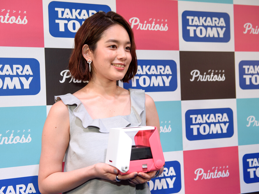 プリントスを手にする筧美和子さん