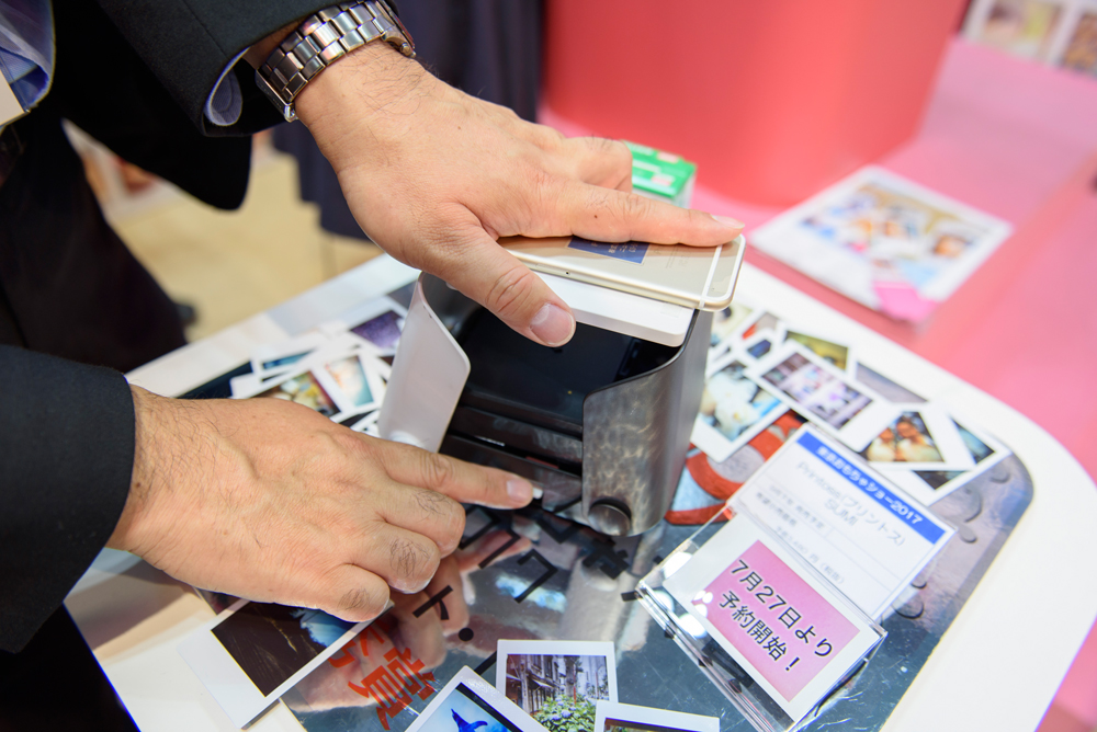 プリントスのシャッターボタン押して撮影をし、本体横のダイヤルをくるくる回せばプリントが排出される。