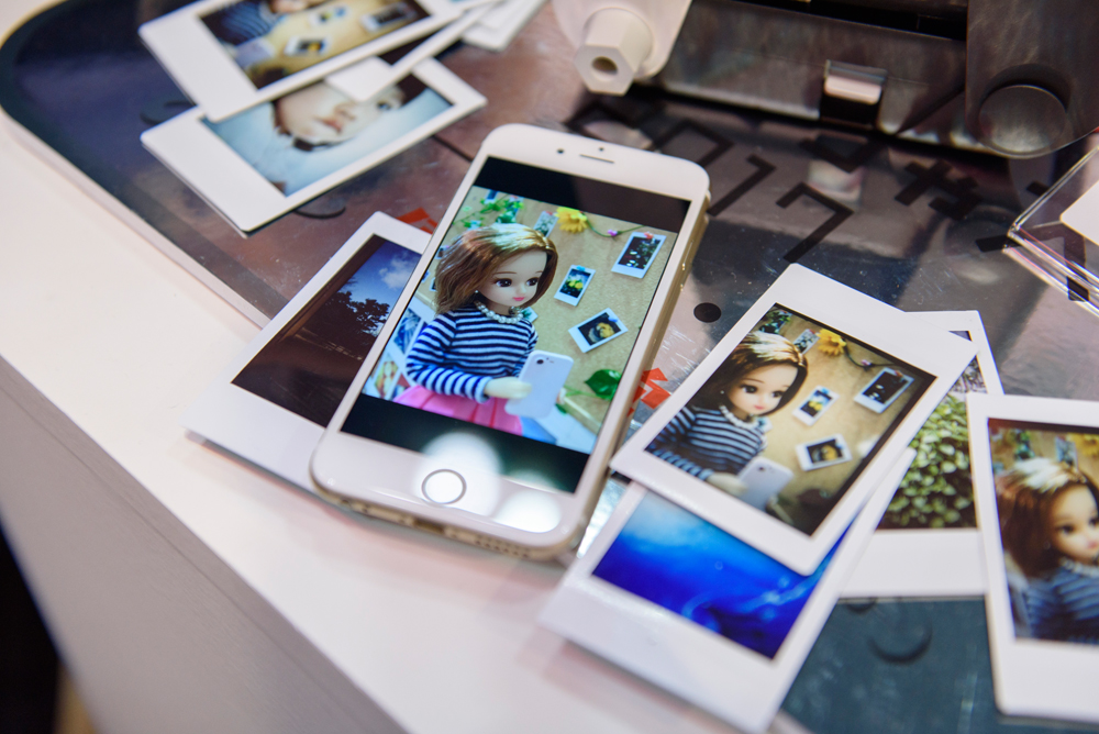 スマホ画面で見た写真とはまたちょっと違う、instax mini独特の風合いあるプリントが完成。