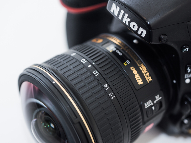 ズームリングにある白点がDX指標。DXフォーマットでは、この位置にズームしたときに画角180度の対角線魚眼となる。