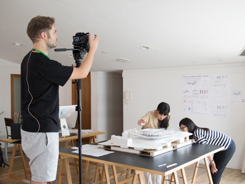 様々なアングルとパターンで撮影していた