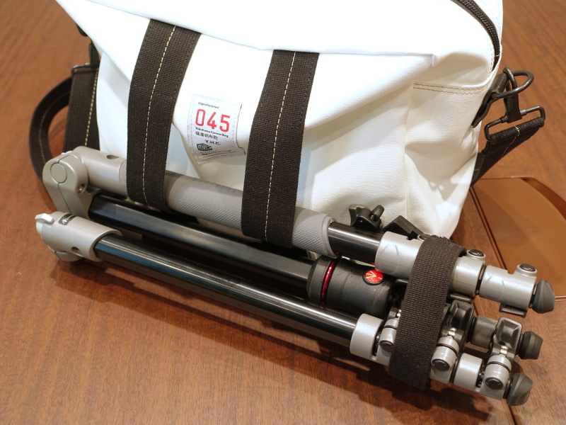 三脚を通して、付属のストラップで脚を束ねる。