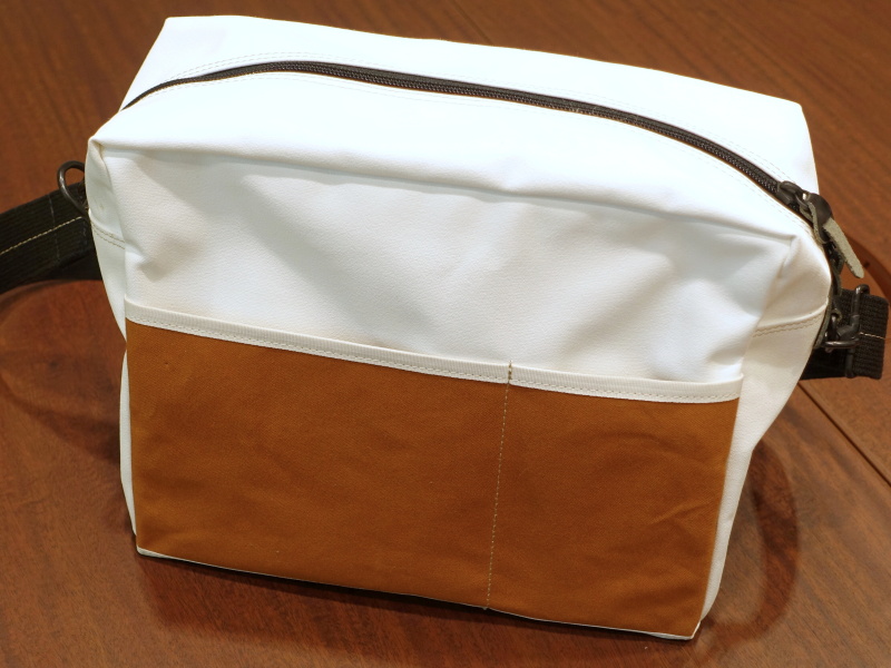 内部および背面のポケットは差し色。写真はホワイト/タンの背面