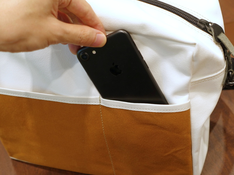 iPhone 7を入れたところ。背面ポケットは隠れた差し色になっている（ホワイト/タン）