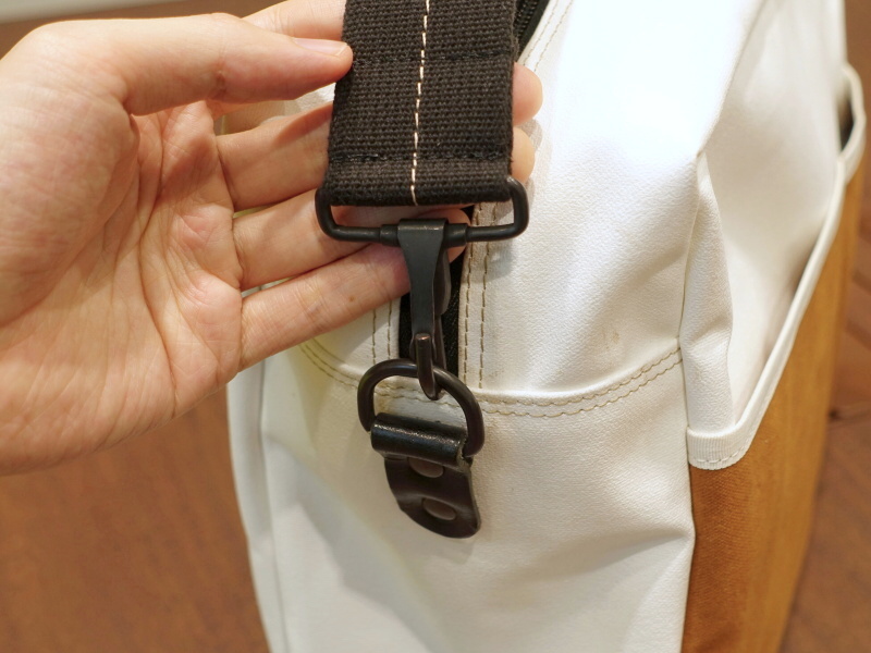 ストラップが左右に動く