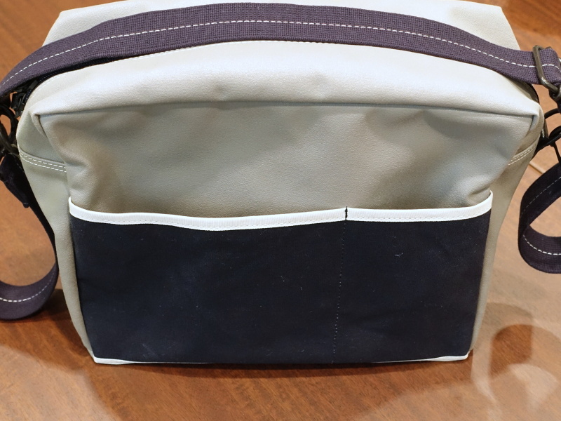 グレイ/ネイビーの背面ポケット。深めにしたことでフラップを省略し、シンプルな仕上がり