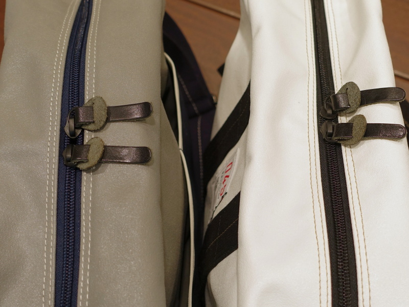 本体カラーによりジッパーの色も変えている