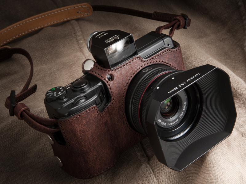 リコーGXRにファインダーとフードを装着。ライカの28mmファインダーはGRに付けると大きすぎたが、GXRならほどよくミニチュア感覚を醸し出した。