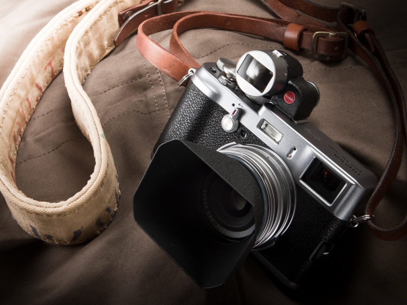 X100シリーズも外付けファインダーとフードでいろいろなスタイルを満喫したコンパクト機だ。レザーケースも選択肢が多かった。