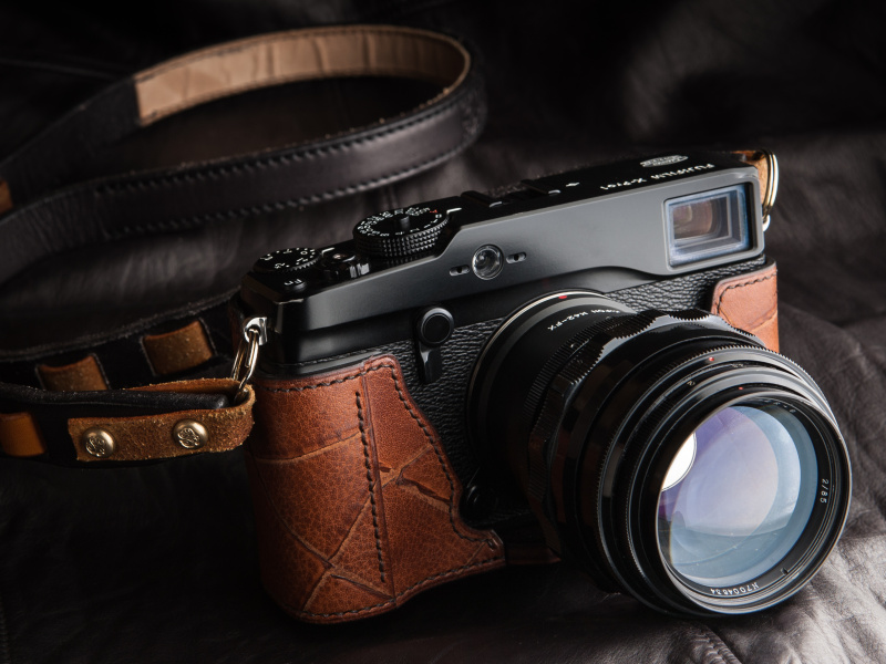 X-Pro1はメーカーが本気で作ったクラシックスタイルだった。そのぶんミニチュアっぽさはなく、本格スタイルを攻めるカメラだった。