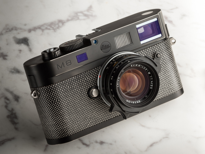 ライカM8は貼り革の交換に専用工具が必要だ。このアルテディマーノの貼り革は、デジタルホビーに依頼して交換してもらった。