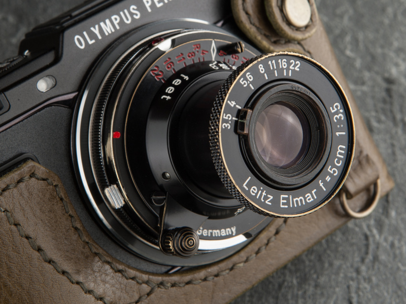 このレンズは黒塗りした後、エイジング加工を施した。単にオールドレンズを紹介するだけでなく、ひと手間加えた個体も取り上げた。