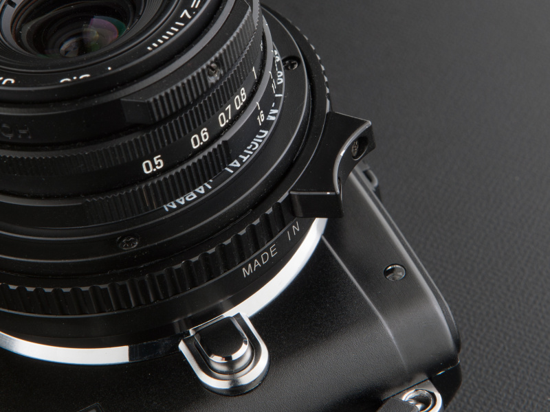元祖ヘリコイドアダプターと言えばホークスファクトリー。ライカレンズのようにレバー付きのピントリングがかっこいい。