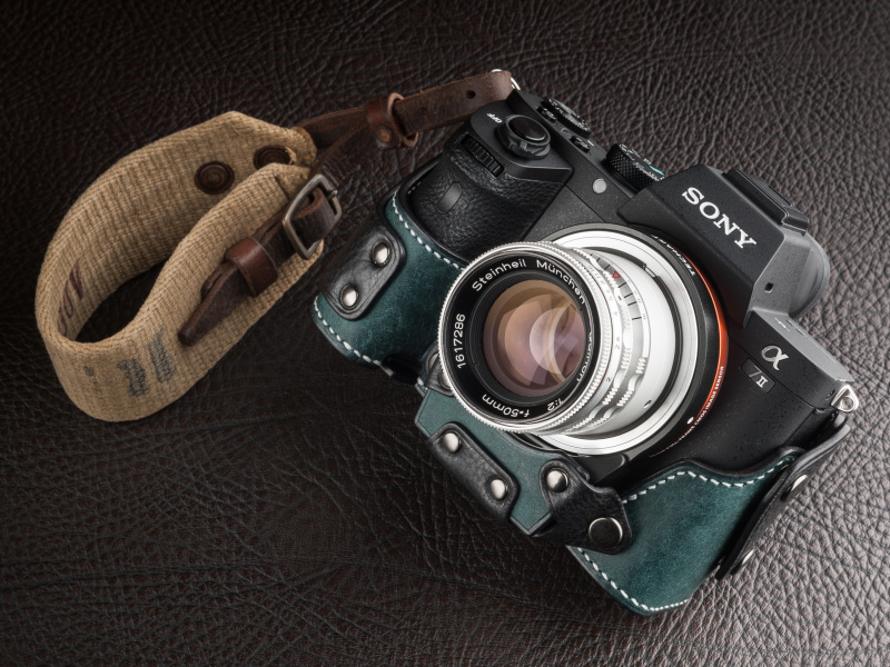 α7シリーズは本連載のお得意様だ。この写真はLM-EA7付きα7 IIの専用ケースだ。鳥井工房の独自性極まるレザーケースである。