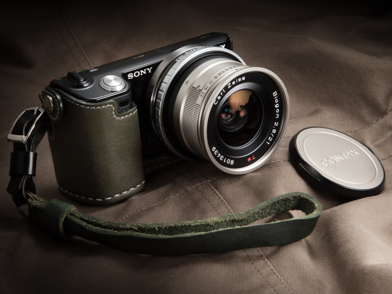 NEX-5はボディサイズに対してきわめてグリップが大きく、マウントはボディからはみ出している。このデザインは暴力的なまでに先進的だった。