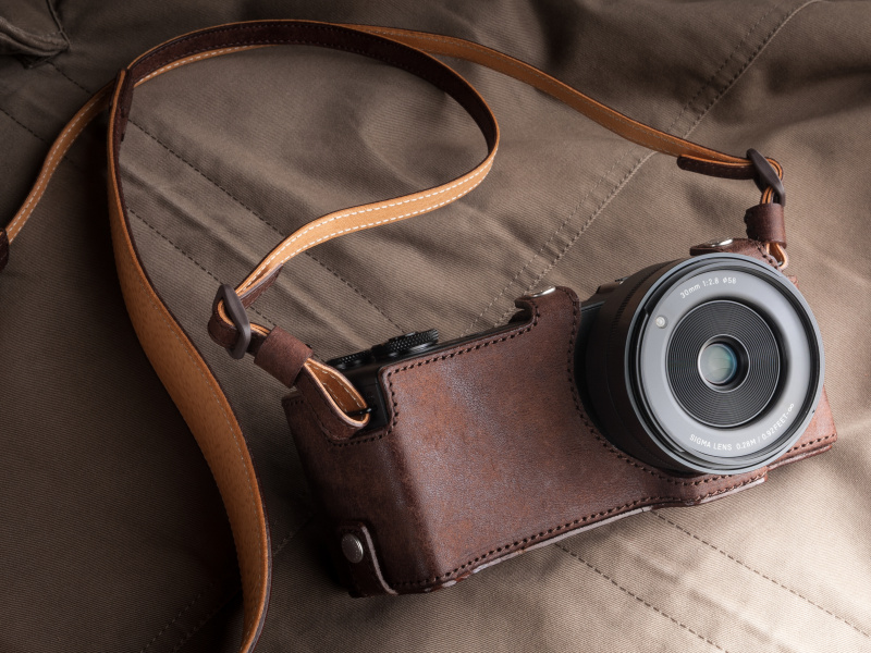 dp Quattroの奇抜さは言わずもがな、専用ケースが登場したのは予想外だった。シグマファンの層の深みを感じる。