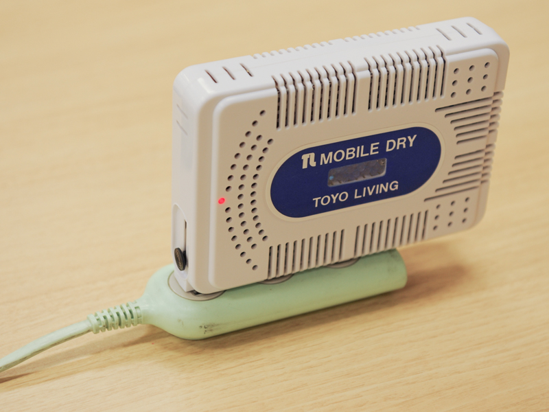 再生中は赤いランプが点灯する