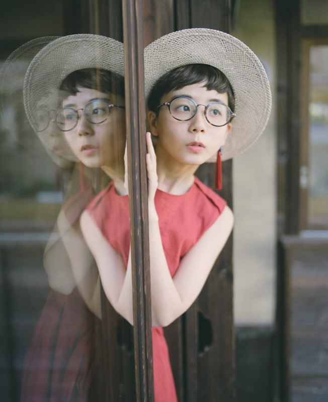 <span class="fnt-120">フィルムを使う良さの大きな利点は中判カメラが使えることではないだろうか。15年前の僕はこれと同じ機材で仕事をしていた。色味が変わっていくのも時代の変化だろう。（モデル：kinokoさん）</span><br>PENTAX 67 / 135mm F4 / １/125秒 / F4 / FUJICOLOR PRO400H 120