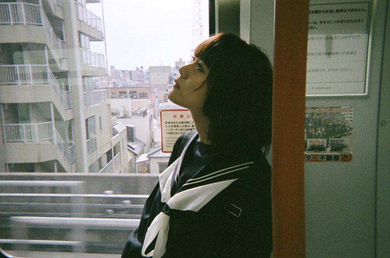 <span class="fnt-120">写ルンですのデータを雑誌で見た時、これは新しい表現手段だ！　と感動したことを覚えている。露出がアンダーになったところの粒子の荒れがフィルムの魅力とも言える。どこか未完成なものに惹かれてしまう。フィルムはそんな魅力があるように思える。（モデル：ちゃんめいさん）</span><br>写ルンです　シンプルエース